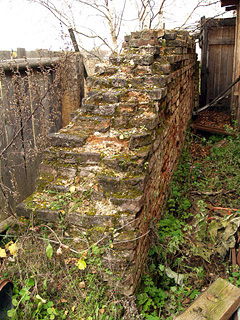 сохранившаяся часть стены монастыря